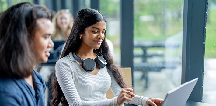 Students use a laptop.